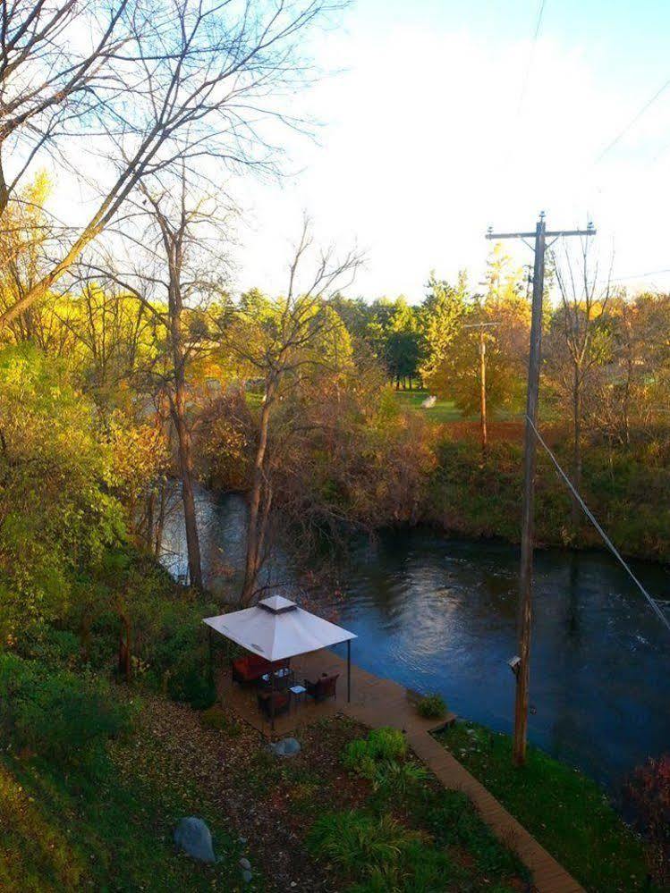 Stone Waters Inn Bellaire Exterior photo